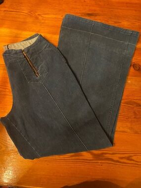 VINTAGE 1970’s Women's Dark Blue Wide FLARE -Leg Jeans with Front Zip Detail